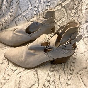 Musse booties (light cream) 8.5